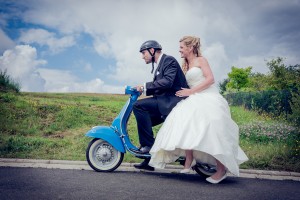 Hochzeitsfotografie maizucker-wedding, Brautpaar fährt alte blaue Vespa