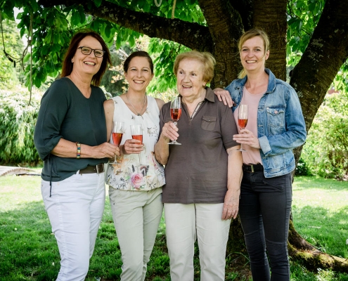 Fotogutschein, Familienshooting, Schraudenbach, Familienbilder, Familienfotoshooting, Gutschein zum Geburtstag, 4 Generationen, Daggi Binder, Fotografin, maizucker