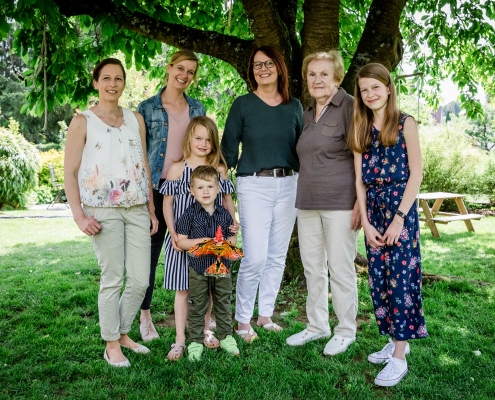 Fotogutschein, Familienshooting, Schraudenbach, Familienbilder, Familienfotoshooting, Gutschein zum Geburtstag, 4 Generationen, Daggi Binder, Fotografin, maizucker