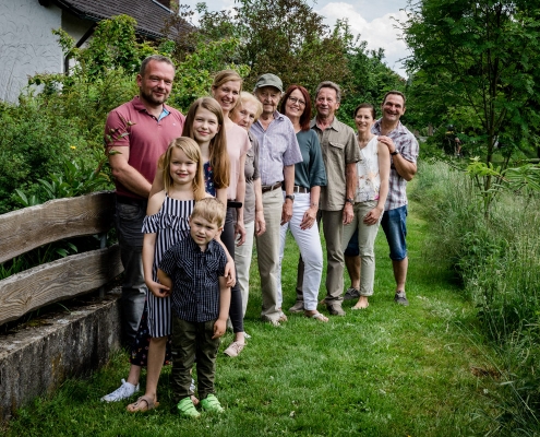 Fotogutschein, Familienshooting, Schraudenbach, Familienbilder, Familienfotoshooting, Gutschein zum Geburtstag, 4 Generationen, Daggi Binder, Fotografin, maizucker