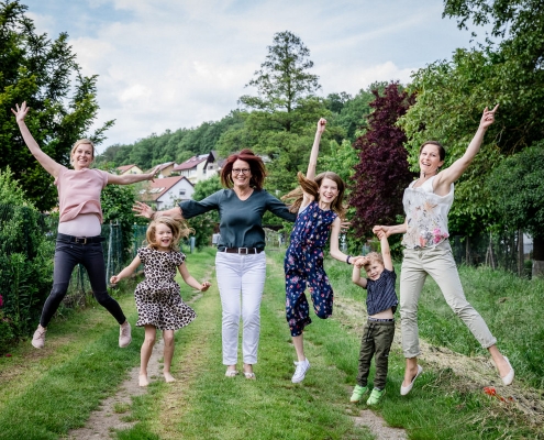 Fotogutschein, Familienshooting, Schraudenbach, Familienbilder, Familienfotoshooting, Gutschein zum Geburtstag, 4 Generationen, Daggi Binder, Fotografin, maizucker
