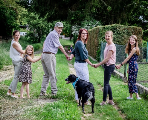 Fotogutschein, Familienshooting, Schraudenbach, Familienbilder, Familienfotoshooting, Gutschein zum Geburtstag, 4 Generationen, Daggi Binder, Fotografin, maizucker