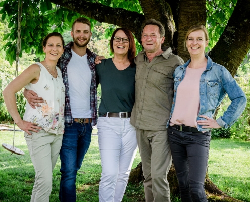 Fotogutschein, Familienshooting, Schraudenbach, Familienbilder, Familienfotoshooting, Gutschein zum Geburtstag, 4 Generationen, Daggi Binder, Fotografin, maizucker