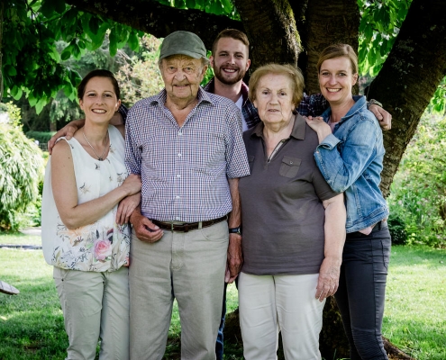 Fotogutschein, Familienshooting, Schraudenbach, Familienbilder, Familienfotoshooting, Gutschein zum Geburtstag, 4 Generationen, Daggi Binder, Fotografin, maizucker