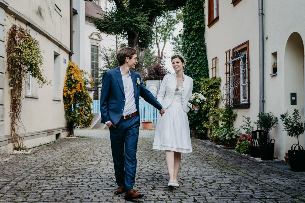 Traditionelle Hochzeit, Dirndl Hochzeit, Heiraten im Dirndl in Schweinfurt, Hochzeitsfotograf, Emotionale Natuerliche Hochzeitsreportage, maizucker